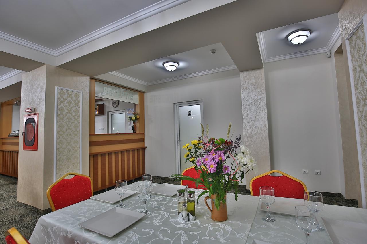 Hotel Raxand Residence Mioveni エクステリア 写真